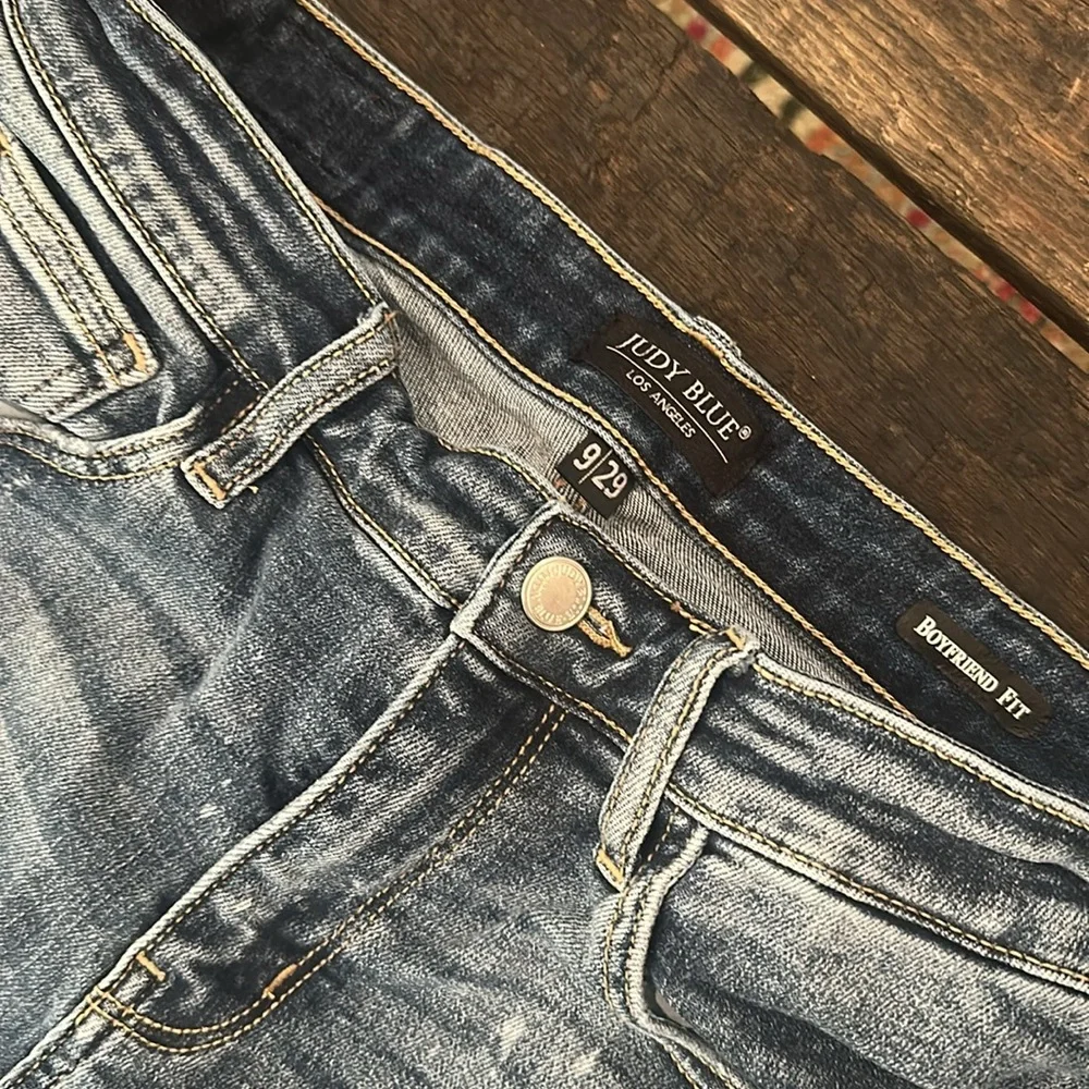 Judy Blue Women's Boyfriend fit Jeans 9/29 distressed - Picture 2 of 6